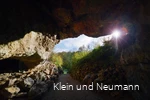 De zon schijnt in de ingang van de Reckenhöhle.