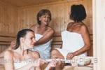 Een groep vrouwen in de sauna.