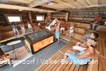 Gasten genieten van een sauna in de Börde Therme.