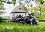 Motorrijders nemen een pauze bij de kapel boven Braunshausen.