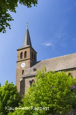 Eine Kirche vor blauem Himmel.
