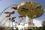Kettenkarussel und Riesenrad auf der Wendschen Kärmetze.