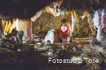 Mädchen schaut sich Tropfsteine an.