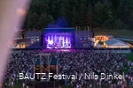 Luftaufnahme von Bautz-Festivalgelände mit großer Bühne und einer Menschenmenge davor
