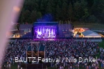 Luchtfoto van het Bautz festivalterrein met een groot podium en een menigte ervoor