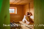 Een vrouw ontspant in de sauna.