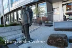 Mitten in der Innenstadt steht die Statue