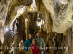 Familie besichtigt eine Höhle im Sauerland