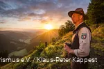 Ranger Ralf Schmidt looks out over the landscape around Saalhausen.
