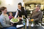 Het eten wordt geserveerd.
