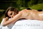 Vrouw geniet van een hot stone massage