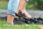 Moortreten am Barfußpfad im Kurpark von Bad Westernkotten
