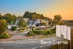 Gesamtgelände der Hotelanlage Platte bei goldenem Abendlicht