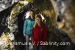 Zwei Mädchen laufen durch die Bilsteinhöhle.