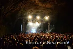 Konzert in der Dechenhöhle mit einer Menge Besucher, die der Musik auf der Bühne lauschen.